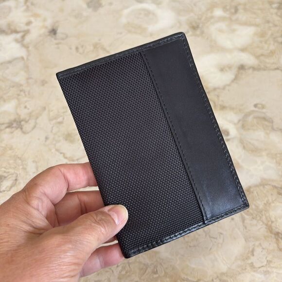 Travelon Anti-RFID Bi-Fold Leather Passport Holder Card Travel Wallet - Picture 5 of 10